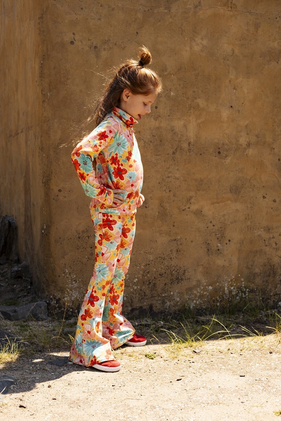 Ammehoela Flared Legging Liv - vrolijke bloemenprint in blauw, oranje, rood en roze, 95% katoen